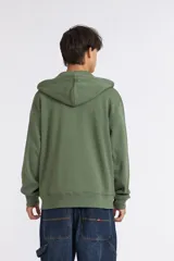 Campera Quiksilver Essential de hombre, color verde militar, con capucha ajustable por cordón, cierre frontal completo y bolsillos estilo canguro.