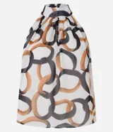 Blusa sin mangas de chiffon con cuello halter y estampado de eslabones en tonos marrón y negro.