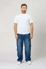 Pantalón de jean estilo baggy con diseño cargo, color azul lavado, con múltiples bolsillos laterales y corte holgado.