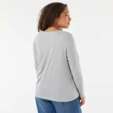 Remera de punto color gris, con cuello en V y mangas largas.