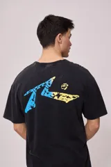 Remera negra de hombre con estampa azul y amarilla en la espalda.