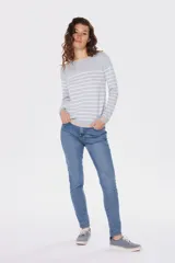 Pantalón de jean skinny azul con spandex y tiro medio.