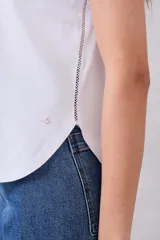 Remera azul de algodón peinado, corte recto, mangas cortas y detalle de vainillas laterales.