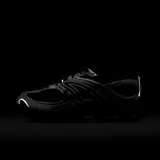 Championes Nike Air Max Moto 2K, con diseño inspirado en el running de los años 2000 y estética Y2K, confeccionados con capellada de cuero sintético y material textil en color negro con detalles metalizados plateados. Incorporan tecnología Max Air para amortiguación y suela de goma resistente.
