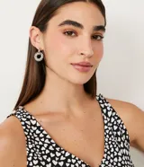 Blusa corta de poliéster con estampado de corazones, escote en V y sin mangas.