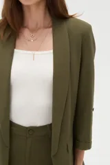 Blazer entallado de viscosa liso en color verde militar, con mangas tres cuartos y bolsillos frontales con solapa.
