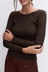 Jersey de punto fino en color marrón chocolate, con cuello redondo y manga larga, de corte ajustado al cuerpo.