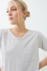 Remera de manga corta con cuello redondo y bolsillo frontal, confeccionada en tejido con acabado de lurex.