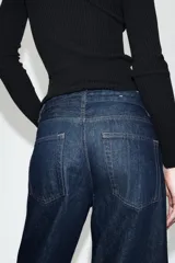 Jeans de tiro medio con diseño de pierna tipo balloon y corte full length. Presenta cintura con trabillas, cinco bolsillos clásicos, cierre frontal con cremallera y botón, y bajo acabado con vuelta.