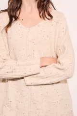 Sweater beige con cuello en V y mangas largas.