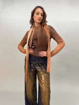 Buzo de punto confeccionado en 100% lana merino con efecto degradé en tonos azules. Presenta un diseño versátil con lazos largos que nacen de la cintura alta para anudar de diferentes formas, mangas entalladas con ojal para el pulgar y cuello redondo.