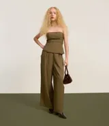 Pantalón pantalona color verde oliva, de tiro alto, confeccionado en crepé de viscosa, con pliegues delanteros y cierre lateral.