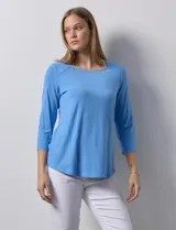Remera blanca de modal con cuello cuadrado y aplique de aros metálicos.