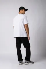 Pantalón de jean de corte recto en color celeste claro, con diseño clásico de cinco bolsillos y costuras reforzadas.