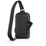 Bandolera negra de poliéster y simil cuero, con diseño ultrafino y ligero. Cuenta con correas reforzadas para uso izquierdo o derecho, bolsillo delantero con velcro, bolsillo trasero antirobo con cierre y espacio para tablets de hasta 7 pulgadas.