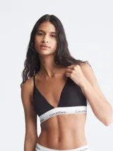 Brasier tipo triángulo con copas forradas y relleno, confeccionado en tejido de algodón modal. Presenta tirantes finos ajustables y una banda elástica inferior distintiva con el logo de Calvin Klein.