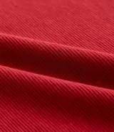 Remera polo slim negra de algodón con textura acanalada, cuello clásico con botones y mangas cortas.