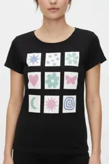 Remera de algodón blanca de manga corta, con cuello redondo y estampado frontal con la leyenda "New York" y flores abstractas en tonos marrones y rosados.