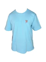 Remera blanca de algodón con cuello redondo y mangas cortas. Estampado pequeño en el pecho de un hombre haciendo una pose.