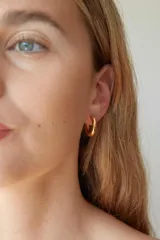 Aros de acero quirúrgico hipoalergénico con diseño de argolla gruesa y acabado brillante.