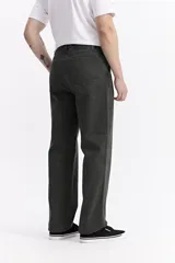 Pantalón de twill color marrón oscuro, estilo clásico de 5 bolsillos, con corte regular y logo bordado.