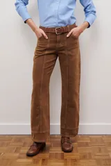 Jean de mujer color bordó, de corte recto y tiro medio, con costuras verticales en la parte delantera y trasera.