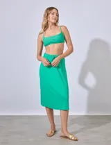 Falda midi gris de modal, con pretina ancha elastizada y lazo de ajuste.