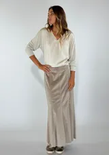 Pollera larga color beige de terciopelo, corte sirena y cintura alta.