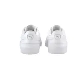 Championes Puma modelo Ralph Sampson Vulc, de diseño clásico y minimalista en color blanco total. Presentan una silueta de corte bajo con la firma de Ralph Sampson grabada en el lateral y la icónica franja de Puma integrada en el diseño. Cuentan con perforaciones en la puntera para mayor ventilación y suela de goma vulcanizada.