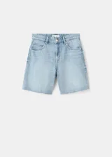 Short de denim tiro bajo en color celeste claro, de corte recto y con terminación deshilachada en las perneras.
