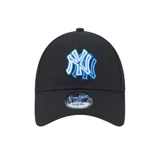Gorra New Era modelo 9Forty con corona estructurada y visera curva. Presenta el logo de los New York Yankees bordado en el frente en tonos azul neón y blanco sobre fondo negro. Incluye el logo de la marca bordado en el lateral y cierre ajustable en la parte posterior.