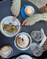 Anillo dorado con diseño irregular que simula un pétalo.