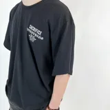 Remera negra oversize de algodón con estampado blanco en el frente con la frase "Sacrifice Everything".