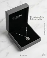 Collar de plata con dije circular calado representando el árbol de la vida y dos pequeñas circonias engastadas en la cadena.