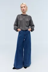 Sweater tejido color gris claro con lurex, cuello redondo y diseño calado.