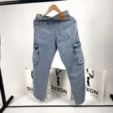 Pantalón jean celeste de corte recto con bolsillos cargo laterales.