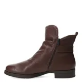 Botas de caña media confeccionadas en cuero negro, con interior forrado en corderito sintético color crema. Presentan un diseño con detalle de tira lateral con hebilla metálica y suela plana con pequeño tacón.