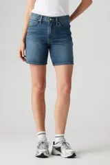 Short de jean de tiro alto, corte holgado y largo a la rodilla.