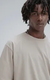 Remera de algodón color arena con estampado floral abstracto en color negro en la parte posterior y pequeño logo en la nuca.