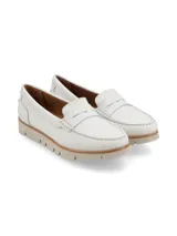 Mocasín Wan color blanco confeccionado en cuero, con suela de EVA ultraliviana y diseño de estilo clásico.