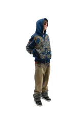 Hoodie azul con cierre y bolsillos laterales, con estampado dorado de hojas de acanto en el frente y las mangas.