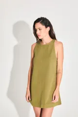 Vestido corto de gabardina color verde oliva, con escote cerrado y silueta amplia.