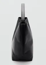 Bolso shopper de cuero vacuno en color negro, con diseño estructurado, costura central vertical, asa de hombro ajustable y cierre magnético.