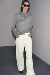 Jersey de punto de cashmere extrafino, con cuello redondo y manga larga, de corte clásico y textura suave.