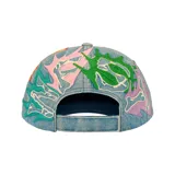 Gorro tipo cap de denim celeste, con diseño de seis paneles, visera curva y detalles bordados con apliques de pedrería roja.