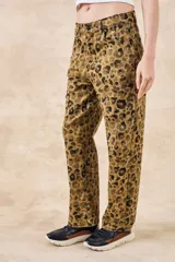 Pantalón jean recto de tiro medio con estampado animal print color marrón y negro.
