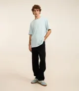 Remera de corte relaxed, confeccionada en algodón de tejido grueso con cuello redondo y mangas cortas.