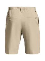 Short Under Armour de golf color beige, de pierna recta, confeccionado en tejido de sarga elástico con tecnología UA Storm repelente al agua. Cuenta con diseño de frente plano y cuatro bolsillos.