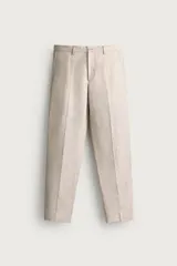 Pantalón de traje regular fit de lino color verde militar, con bolsillos laterales y bolsillos traseros de doble vivo con botón. Cierre frontal con cremallera y botón.