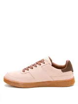 Championes Cat modelo Pause Retro, de diseño clásico y versátil. Presentan una capellada de gamuza en tono rosado con detalles en marrón, cordones al tono y suela de goma con textura de panal y logo grabado.